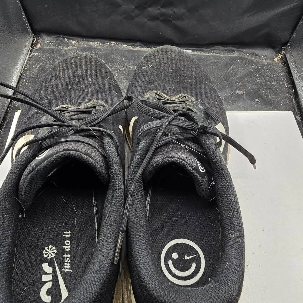 A0371 Nike Black and White Athletic Sneakers‎